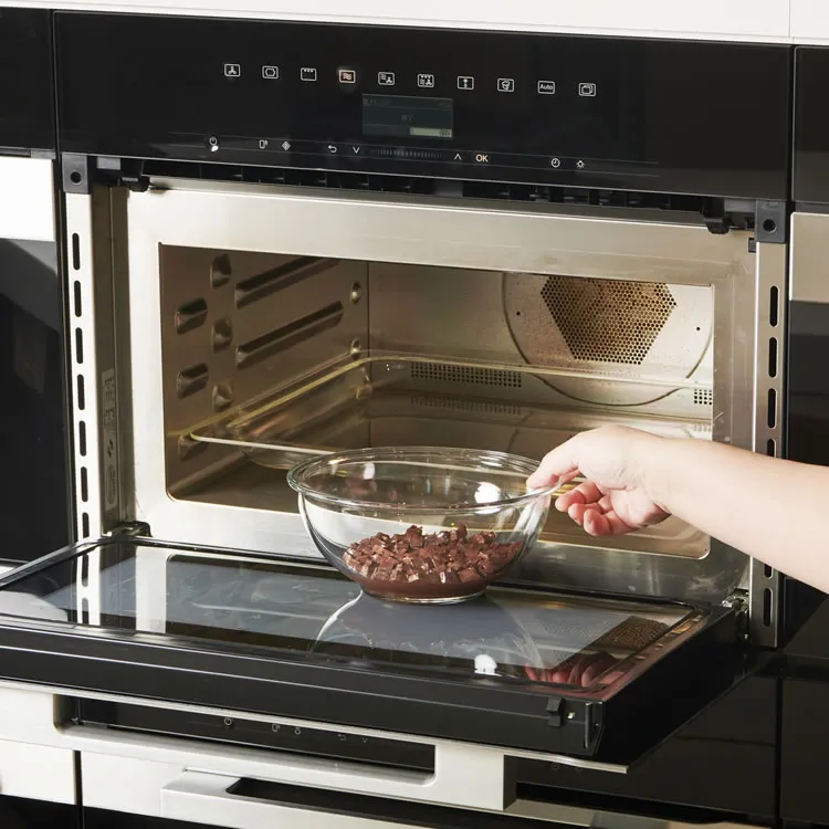 チョコレートを電子レンジに入れている様子