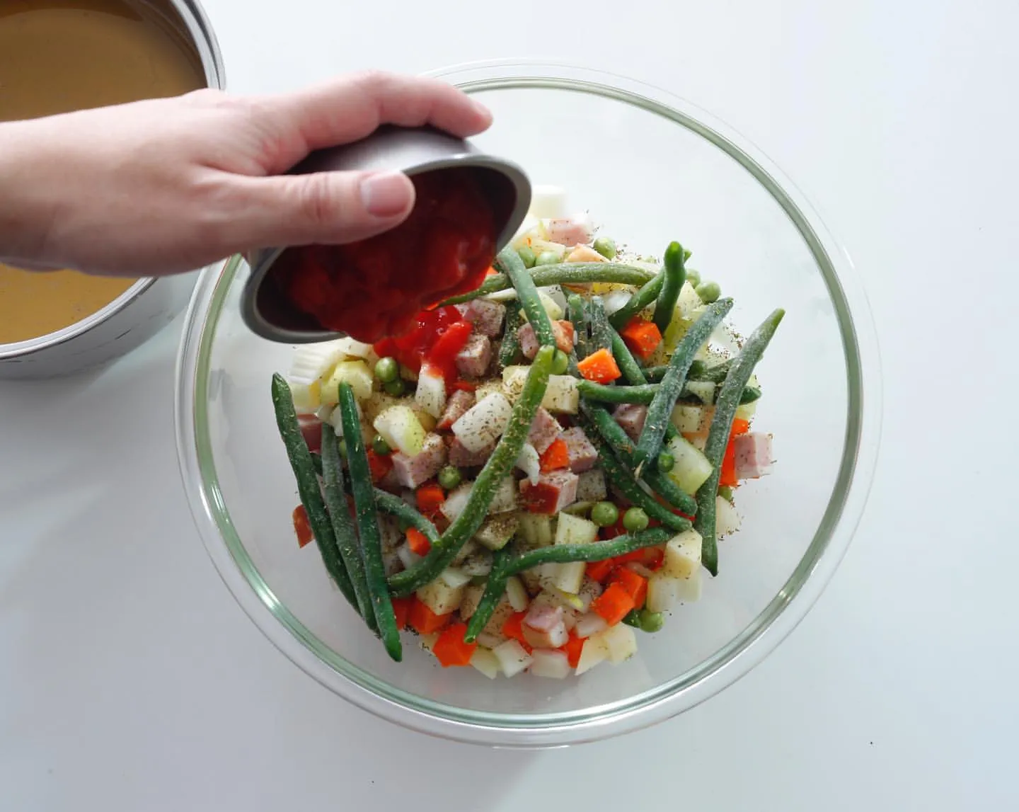 トマト缶を入れているところ