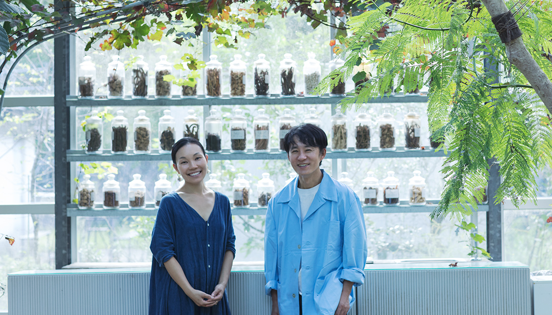 イラストレーターの山本祐布子さんと蒸留家の江口宏志さん夫妻写真