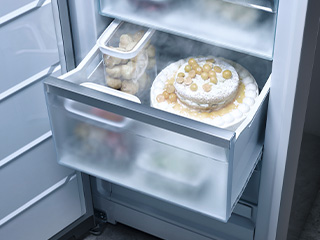 XXL boxにホールケーキを収納した様子