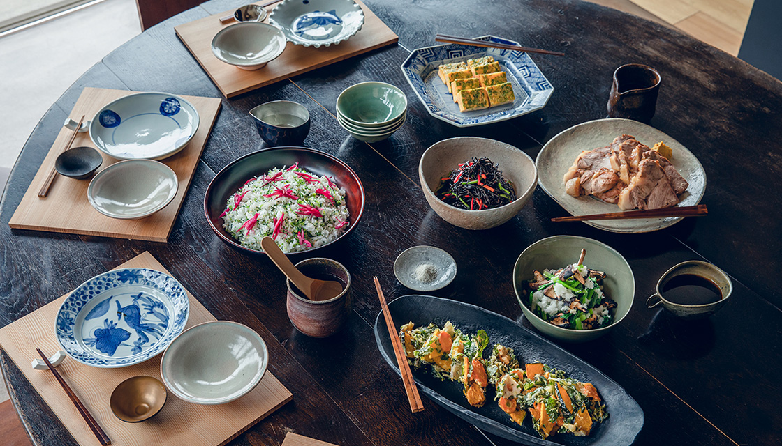 いろいろな質感の和食器がテーブルに並べられている写真