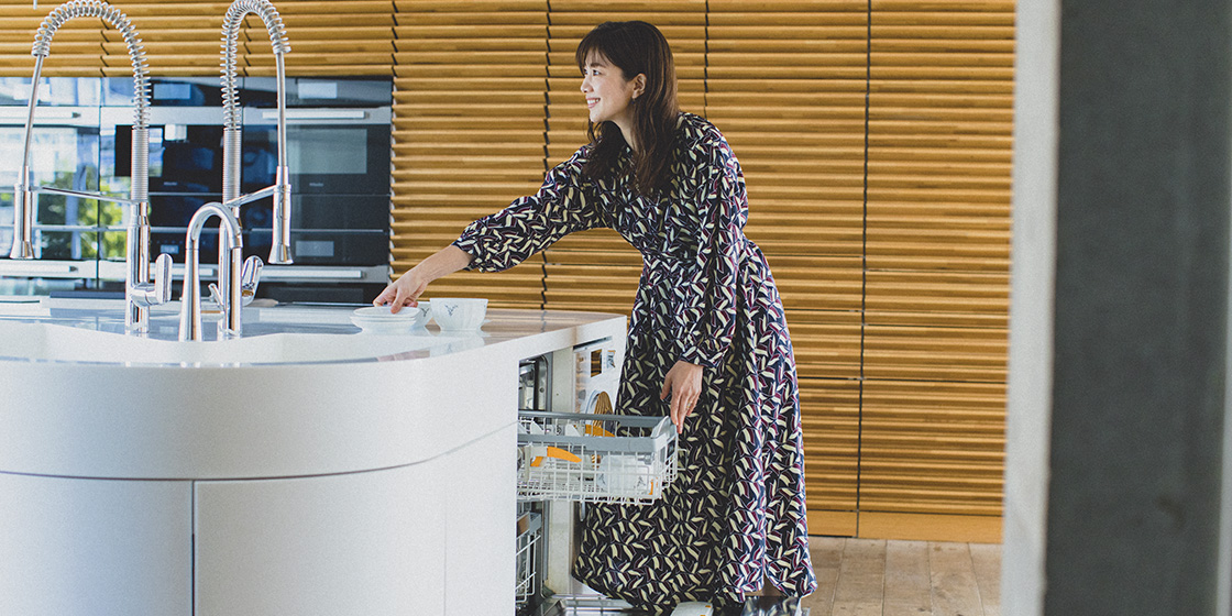 潮田玲子さんがミーレ食器洗い機を操作