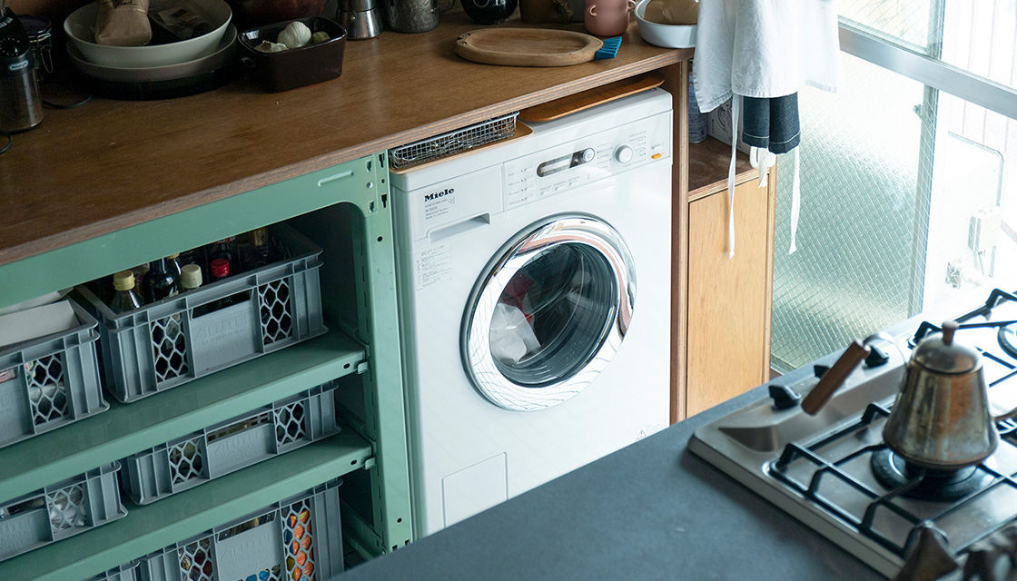 猪飼尚司さん宅キッチンに設置されたミーレドラム式洗濯機