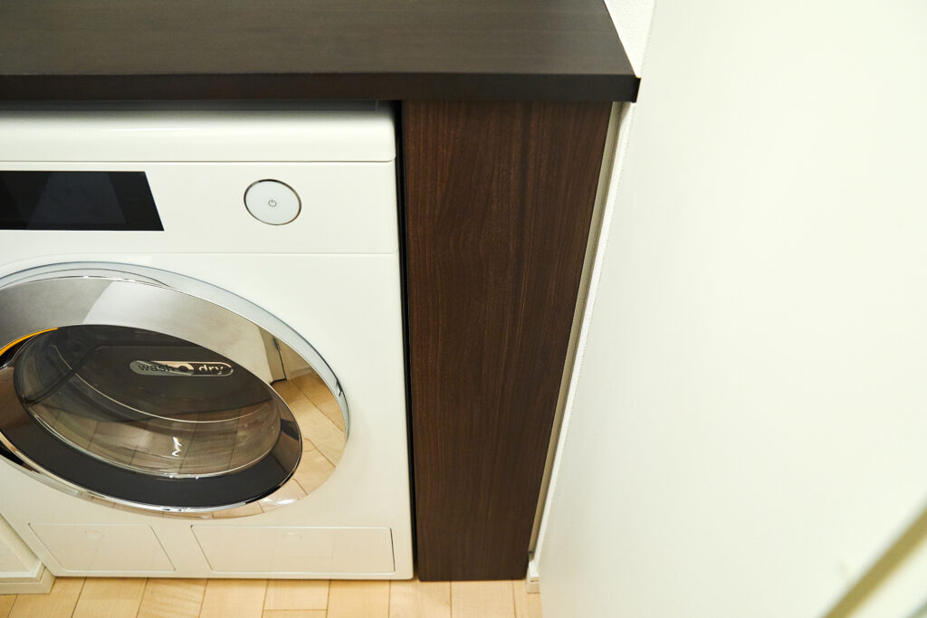 ミーレドラム式洗濯乾燥機の給排水設備収納扉