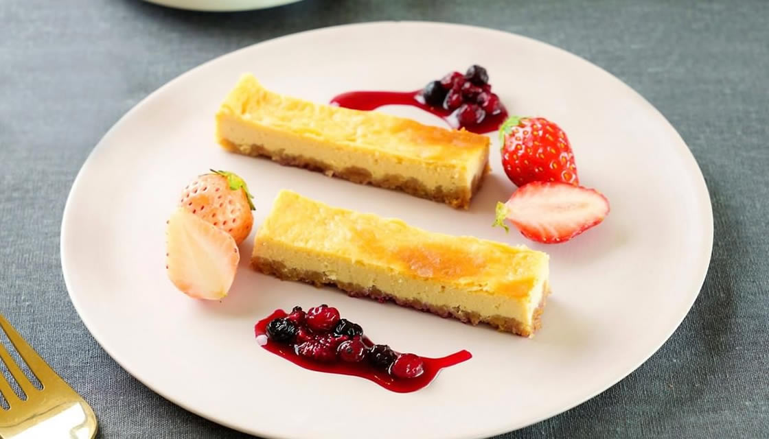 チーズケーキ ベリーのソース添え