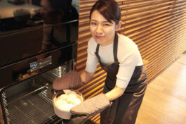池田愛実さんがミーレオーブンにパンを入れるところ