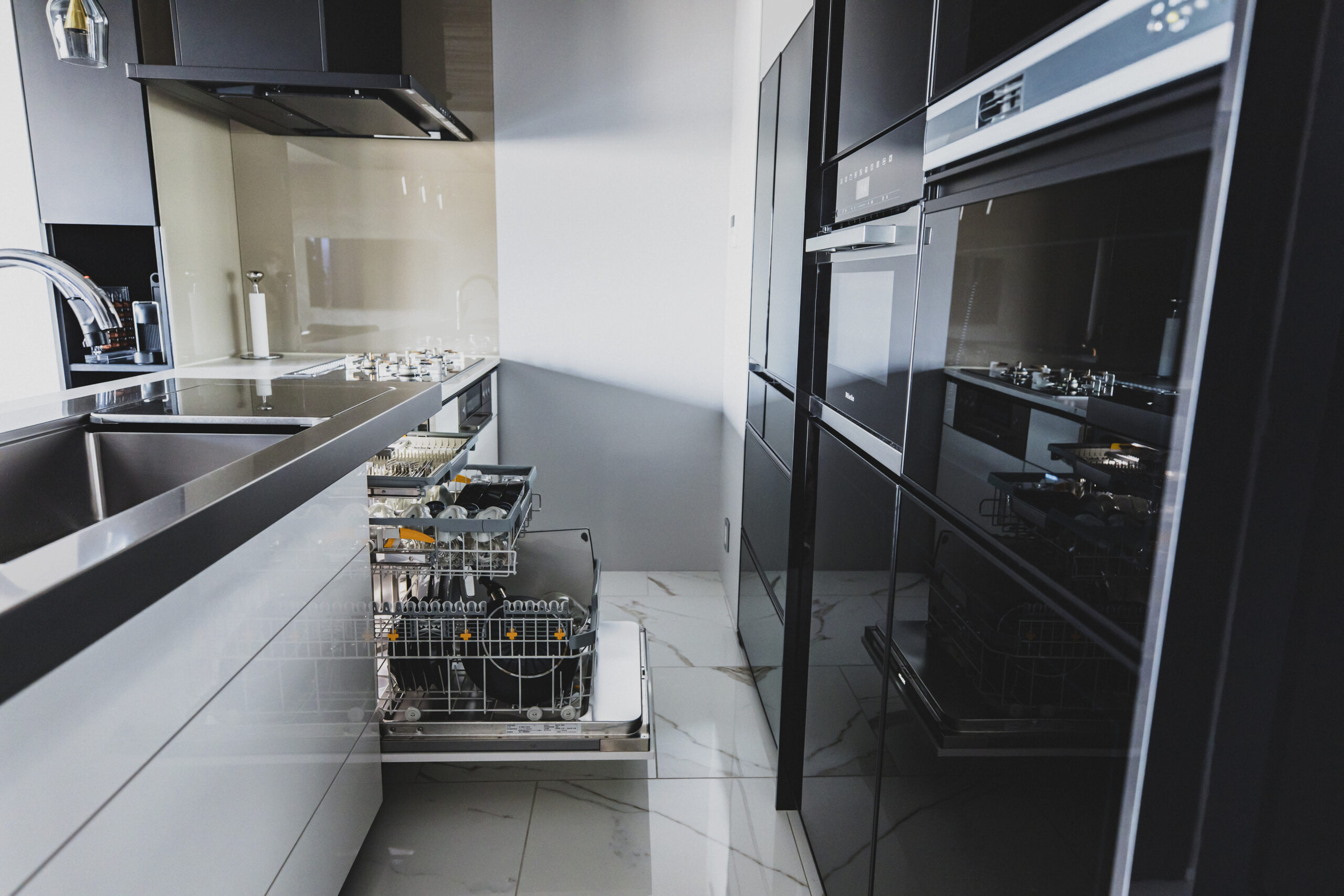 ミーレ食器洗い機とオーブンのあるキッチン