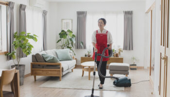高橋さんがミーレ掃除機で床を掃除する様子