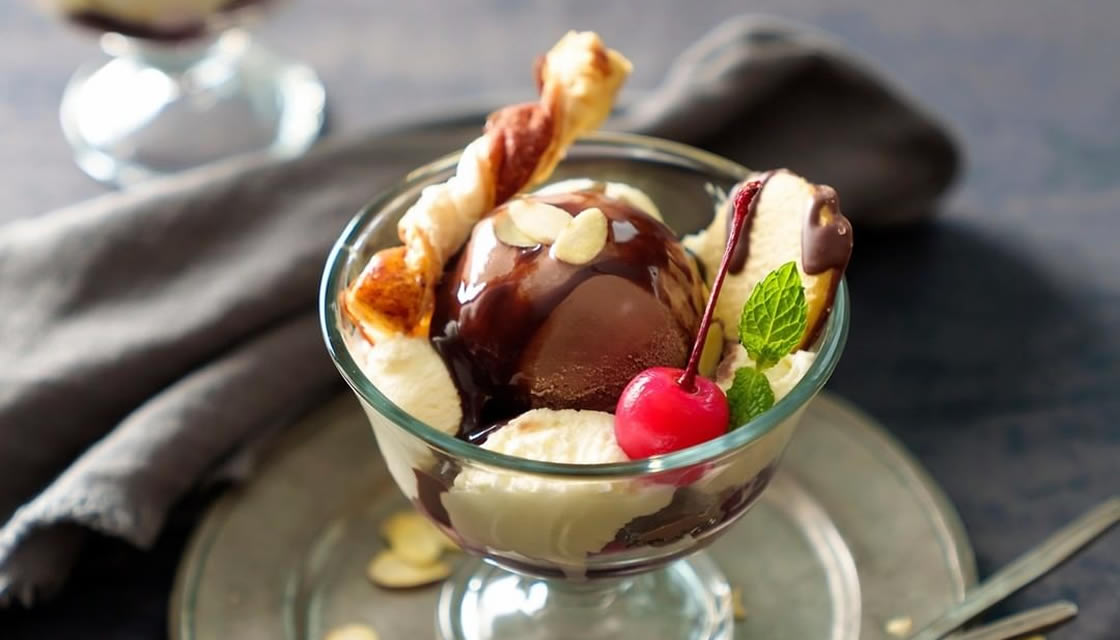 チョコレートナッツケーキサンデー