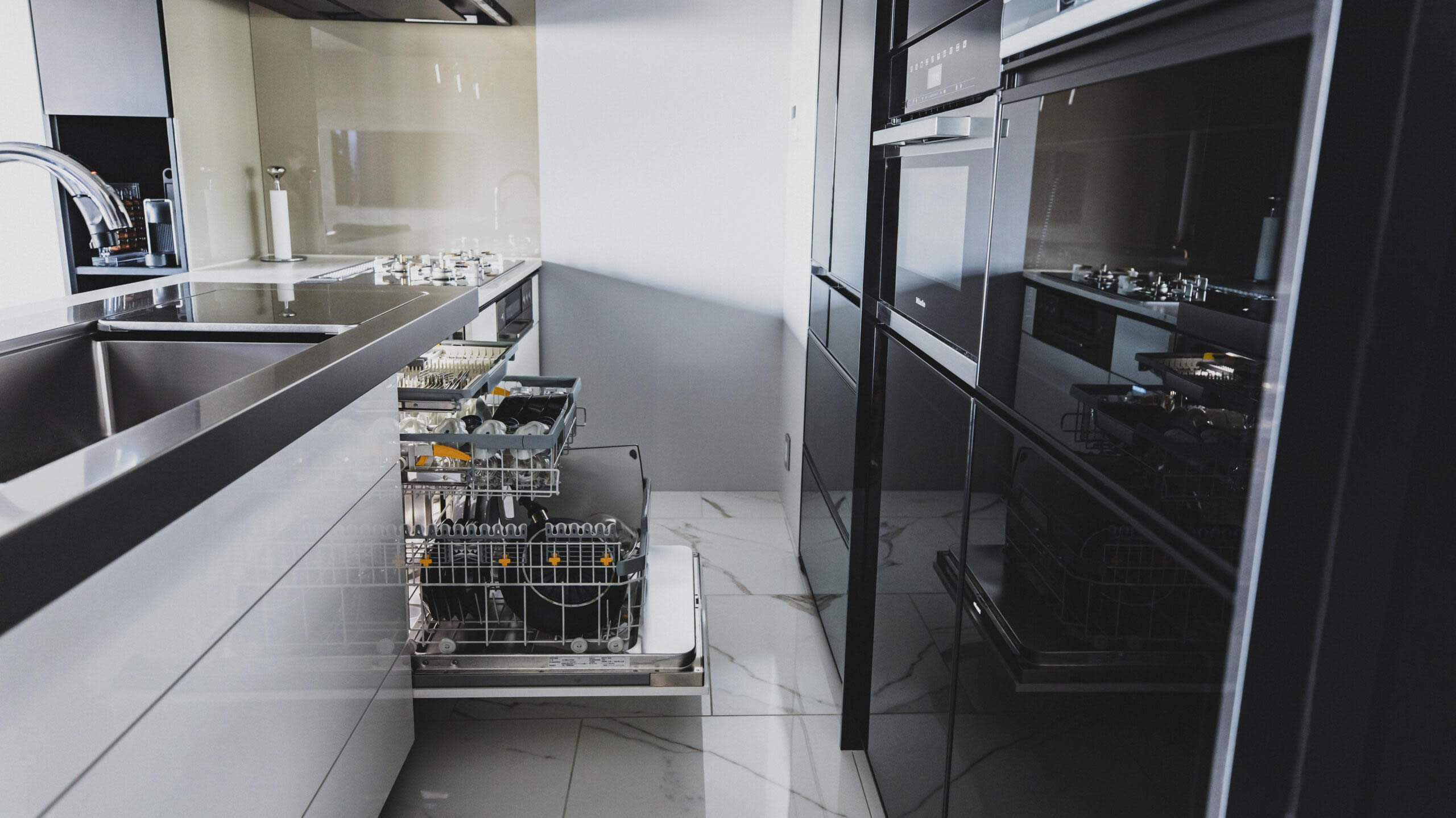 クリナップのシステムキッチン「セントロ」にMieleビルトイン食器洗い機とオーブンを