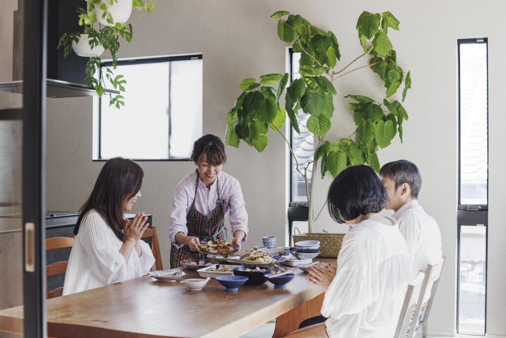 加藤なみさんスタジオ食事風景