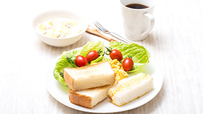 朝 パンとサラダ、ヨーグルト