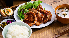 夜 生姜焼きとサラダ、副菜2種、ご飯、味噌汁