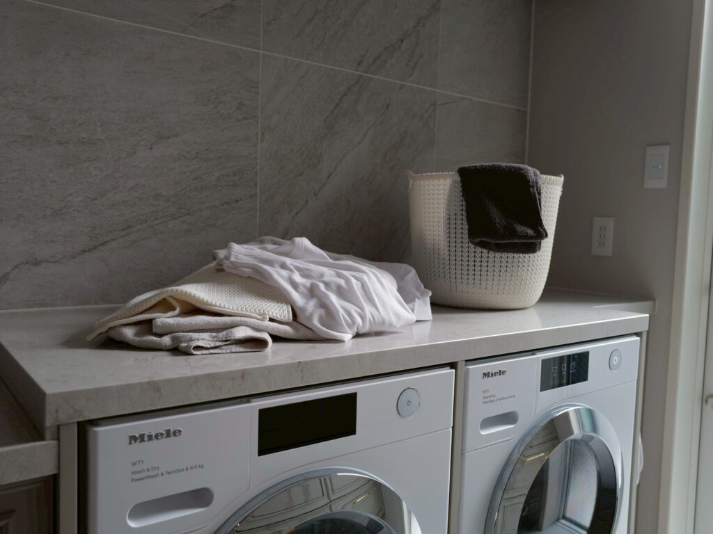 小山田早織さんのランドリールームとミーレドラム式洗濯乾燥機